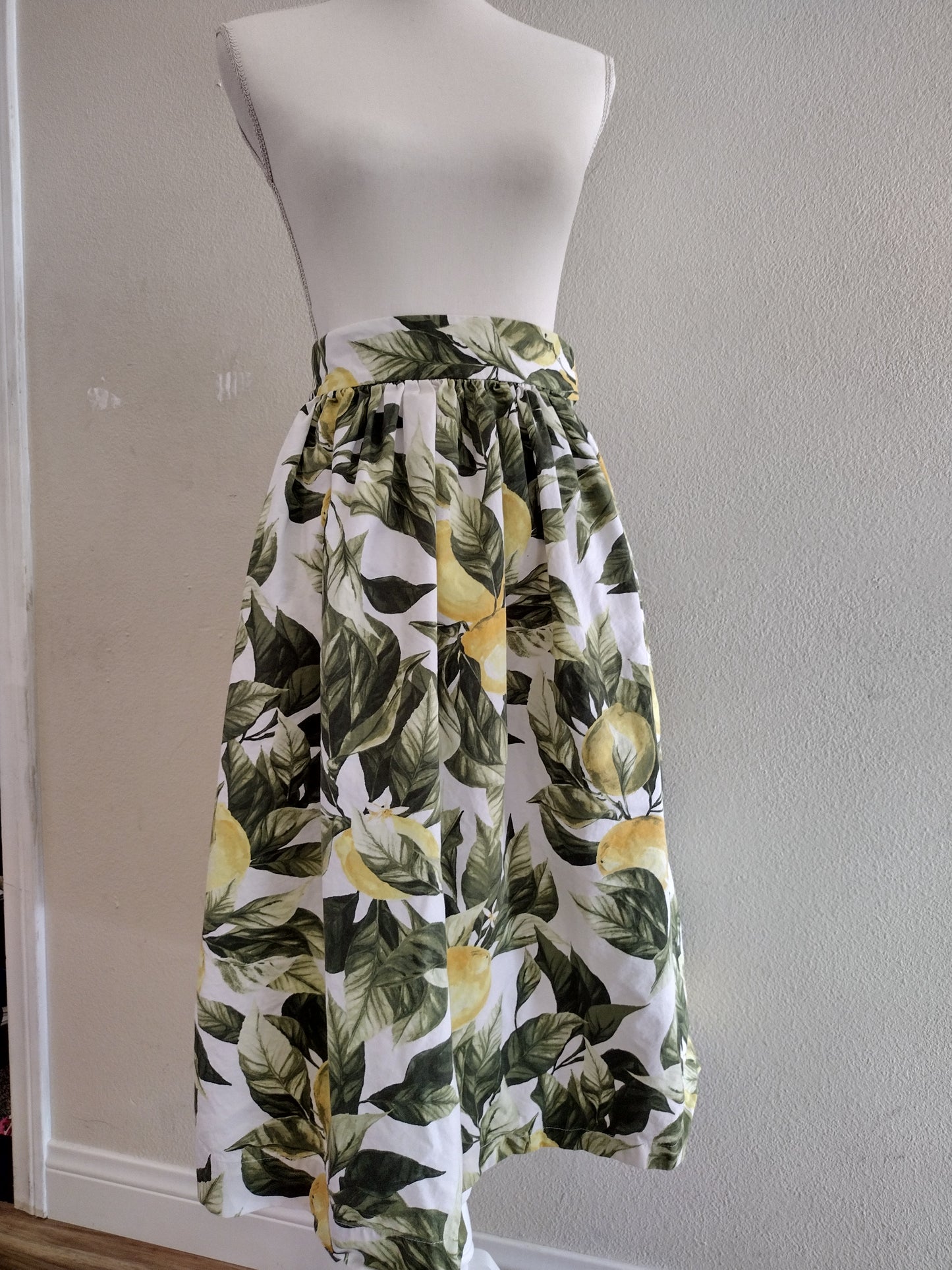 Lemon print tea length vintage skirt, size 4