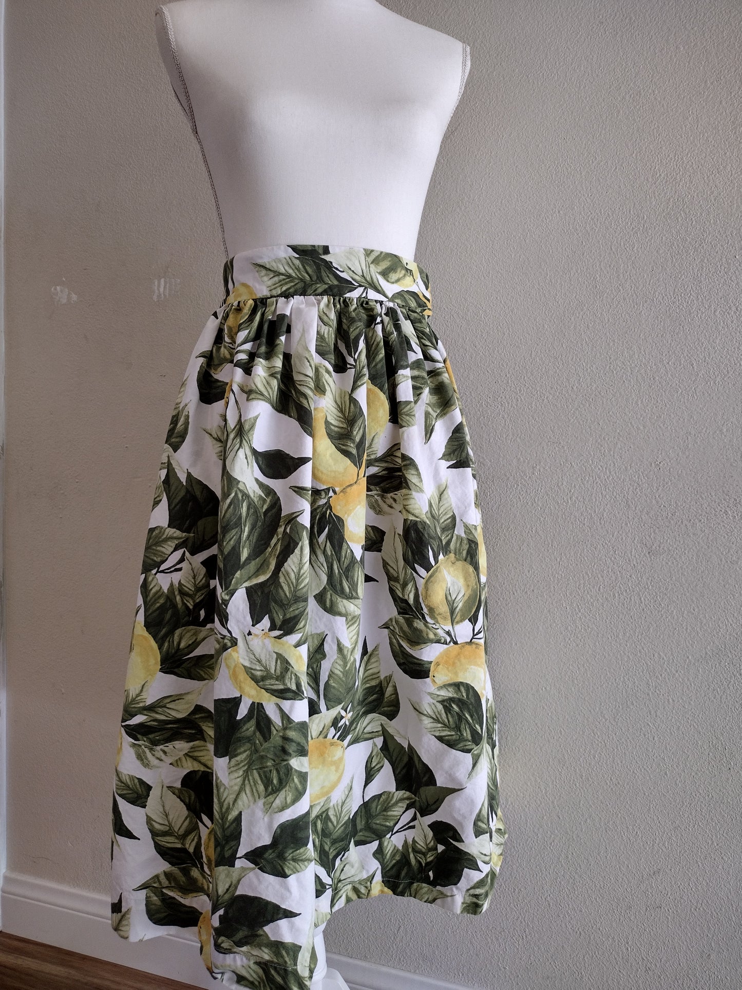 Lemon print tea length vintage skirt, size 4