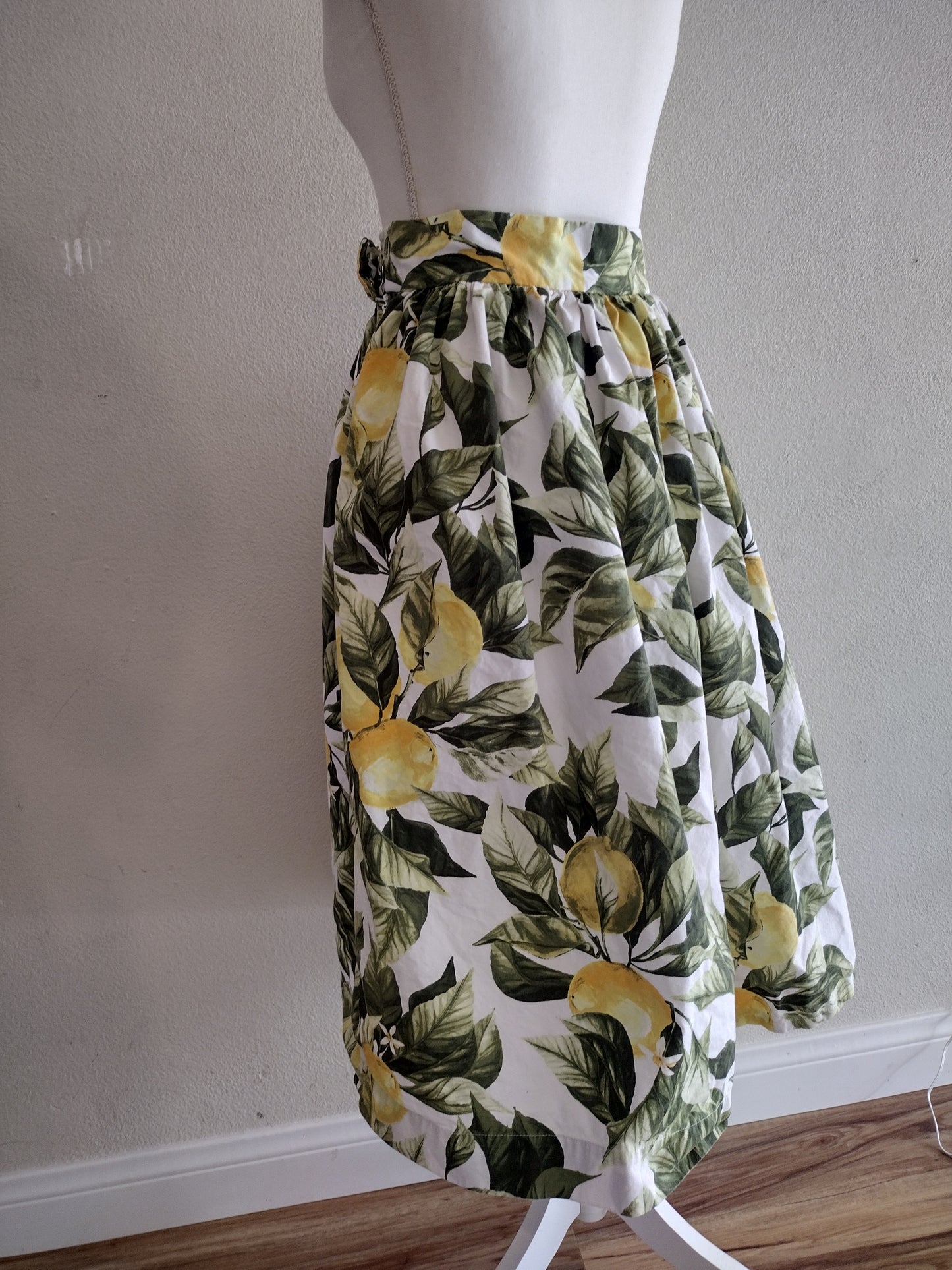 Lemon print tea length vintage skirt, size 4