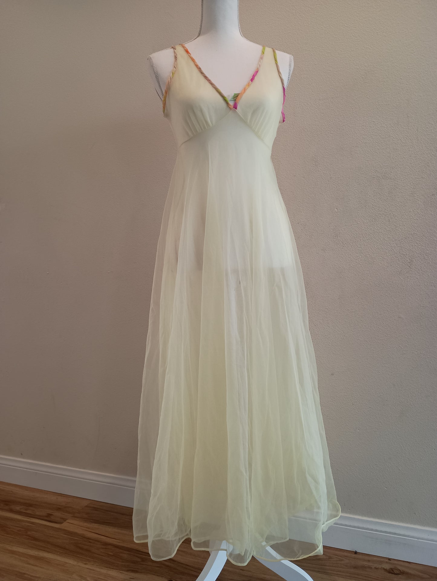 Vintage nightgown, yellow size small