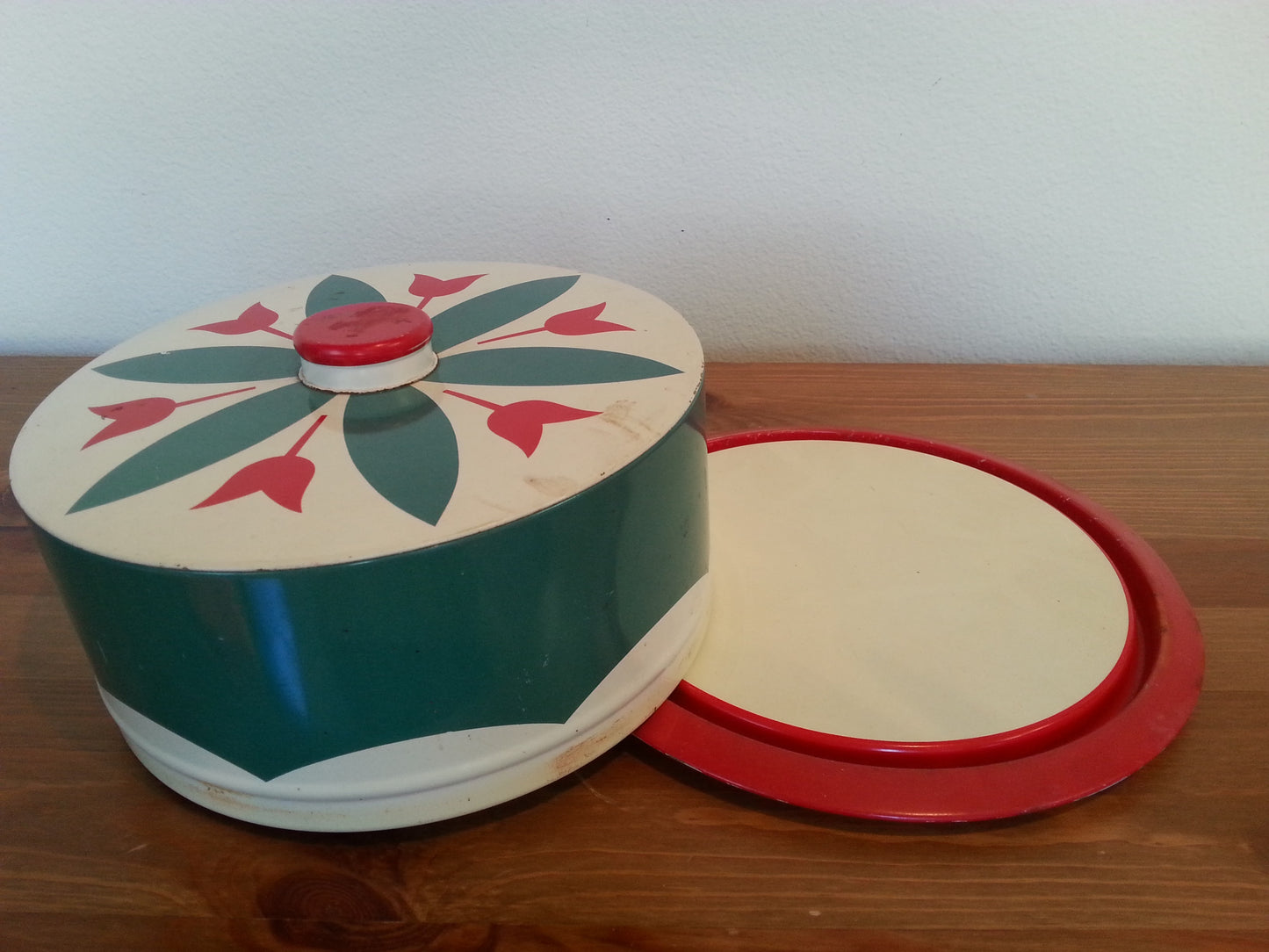 Vintage cake carrier